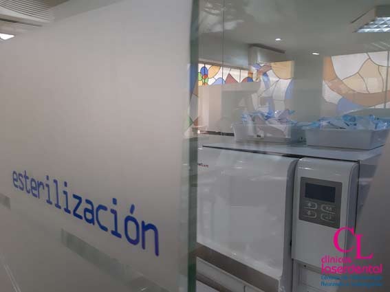 zona de esterilizacion de la planta principal donde se puede ver los aparatos que higienizan los instrumentales que utiliza el personal de la clinica dental laserdental